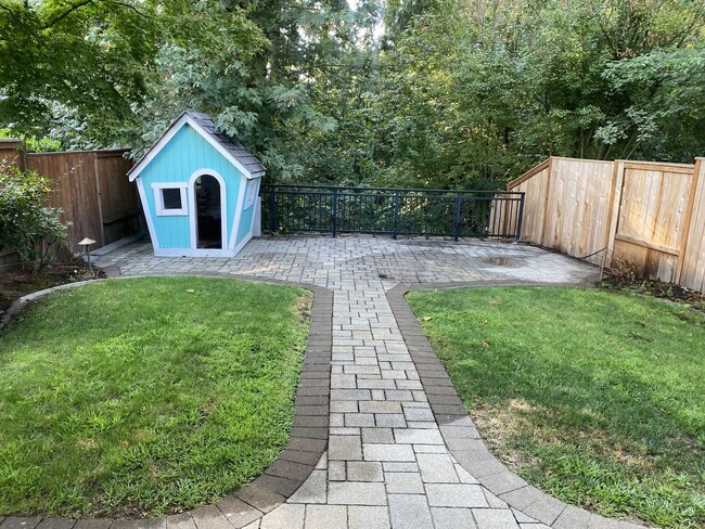 Building Photo - Beautiful Sherwood Home backs to Greenspace, Walking Distance to The Ridges! Entertainer's Backya...