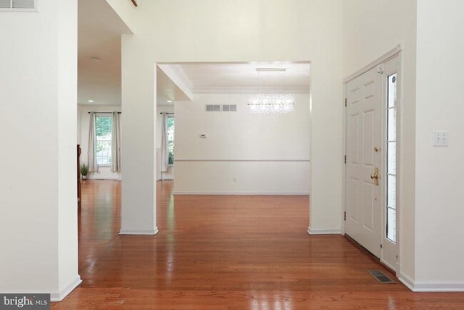 Building Photo - 11 Wedgewood Ct