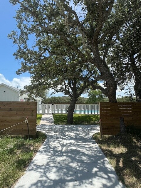 Building Photo - 136 Breezeway Dr