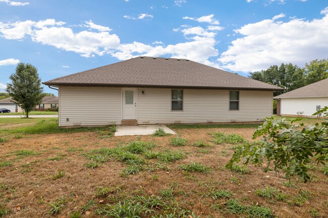 Building Photo - Willard 3 Bedroom Rental Home with fenced ...