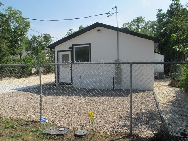 Building Photo - 412 Lucille St