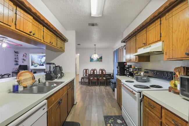 Building Photo - 217 Lazy Ln