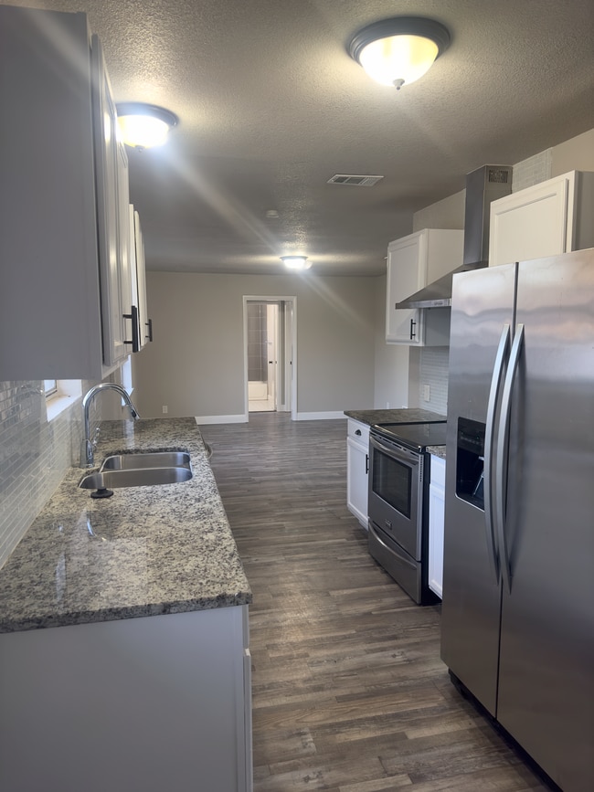Building Photo - 420 Glenwood Terrace