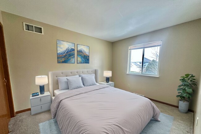 Building Photo - Charming Pewaukee Townhome with Modern Touches and Ample Space