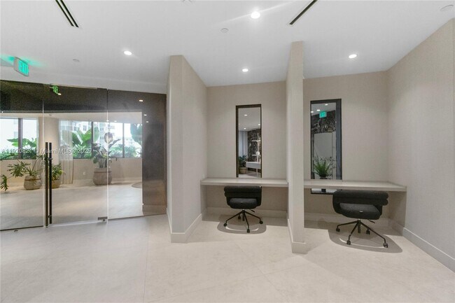 Building Photo - 700 NE 24th St