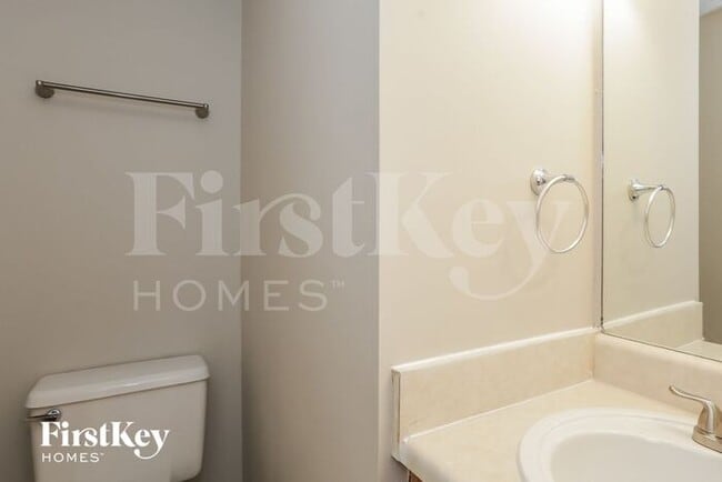 Building Photo - 2425 Stonebridge Ln