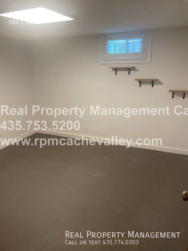 Building Photo - 495 E 900 N