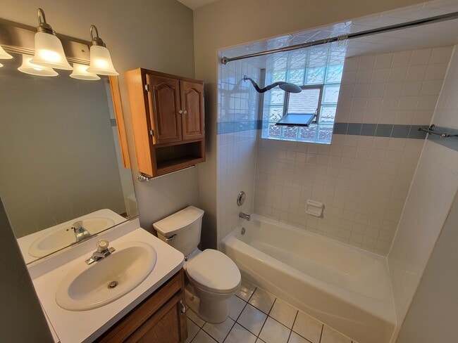 Building Photo - 7411 N Claremont Ave