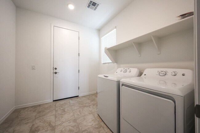 Building Photo - 3 Bedroom + Den and Loft in Aloravita Community