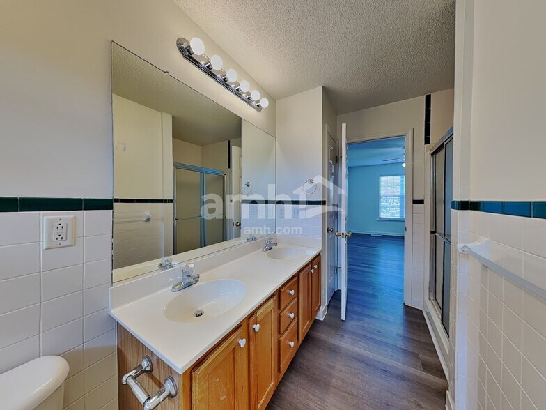 Building Photo - 5520 Bridgegate Dr