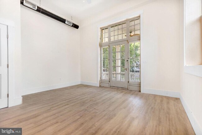 Building Photo - 2300 W 17th St