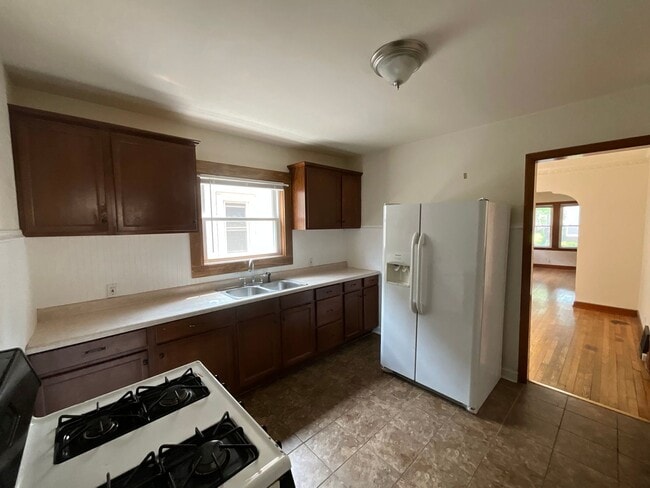 Building Photo - Charming 3-Bedroom in the Heart of Riverwest