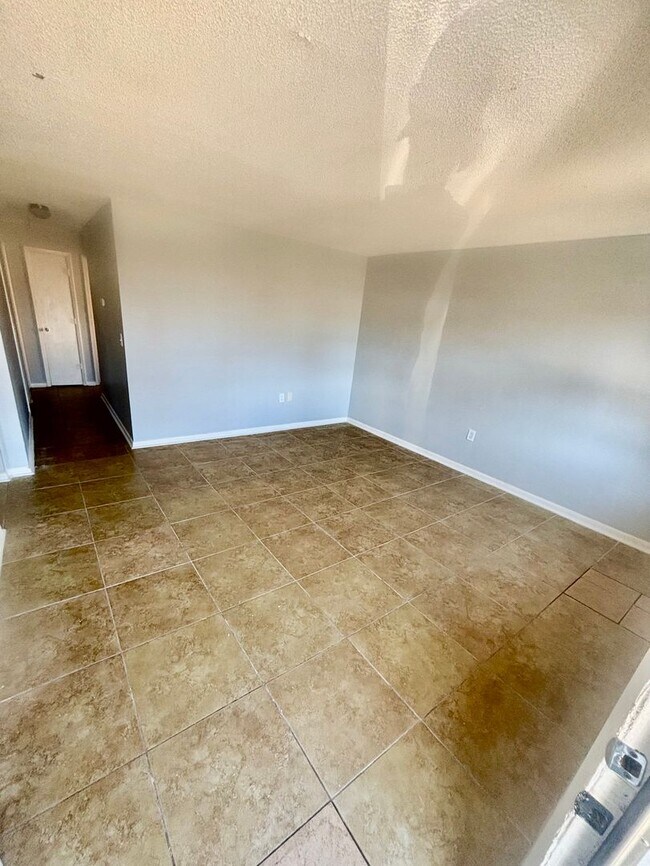 Building Photo - SPACIOUS 3BR/1.5BA Lakeland Duplex! Convenient Location! NO APPLICATION FEE!