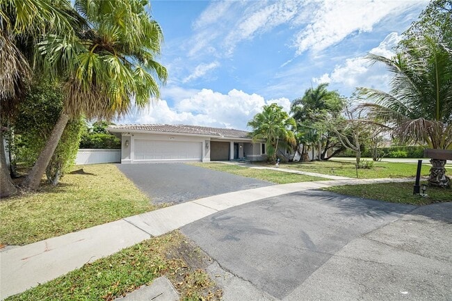 Building Photo - 16770 Lakeview Ct