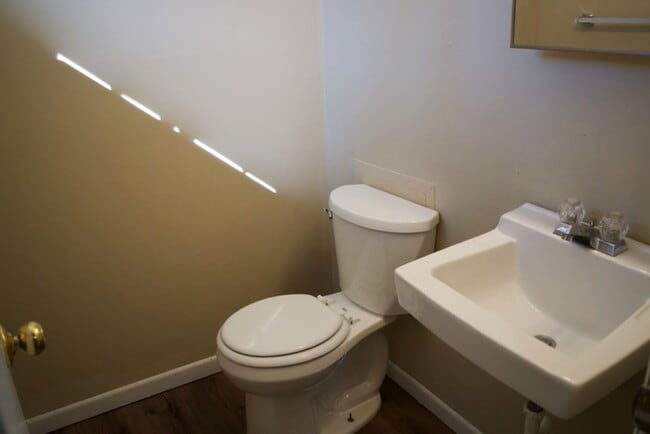 Building Photo - Nice 3 Bedroom 2.5 Bathroom Townhome