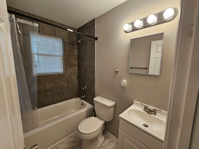 Building Photo - 538 W Weatherspoon St
