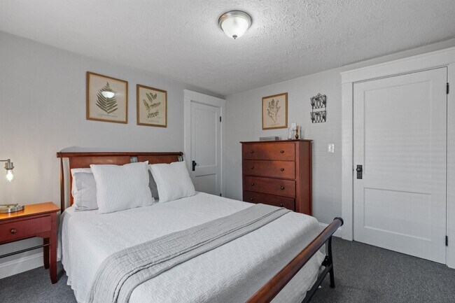 Building Photo - 65 S Elm St