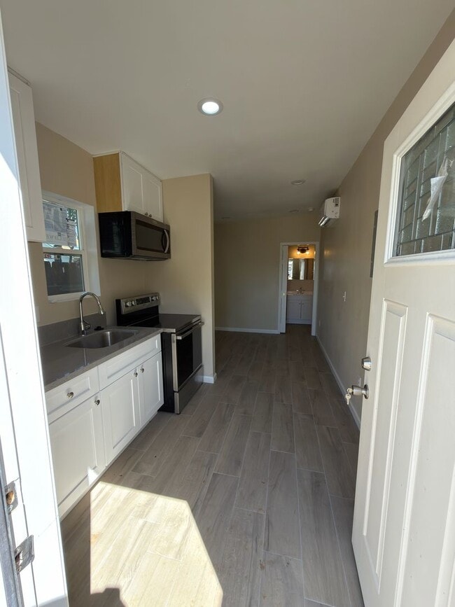 Building Photo - Stearns St (6028)