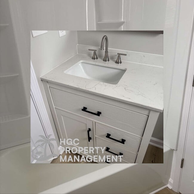 Building Photo - 827 Moore St