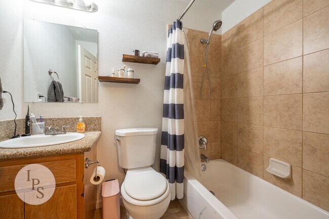 Building Photo - Fresno Westside Apt, 2BR/1BA, Shaw/Marks - Lots of Amenities