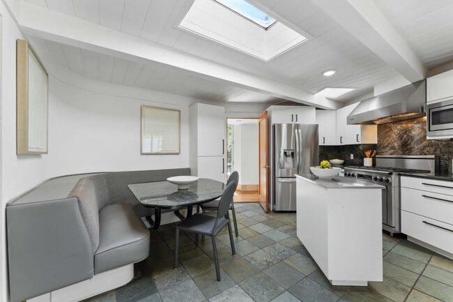 Building Photo - 705 Evergreen St