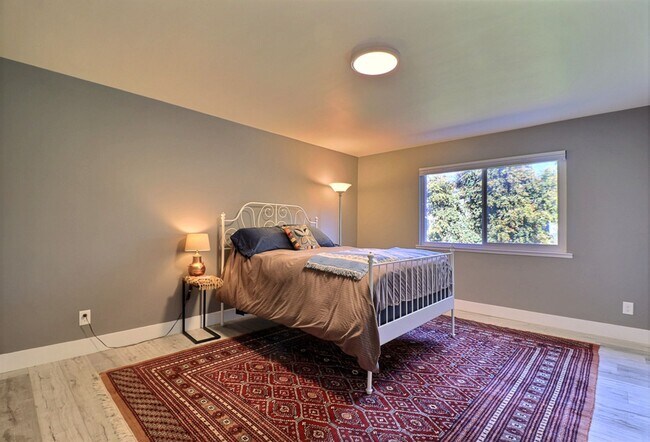 Building Photo - Stunning East Richmond Heights Home!
