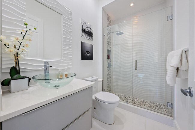 Building Photo - 8988 Lakes Blvd