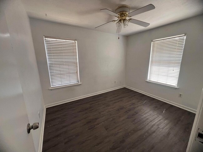 Building Photo - 2201 Timberwood Cir N