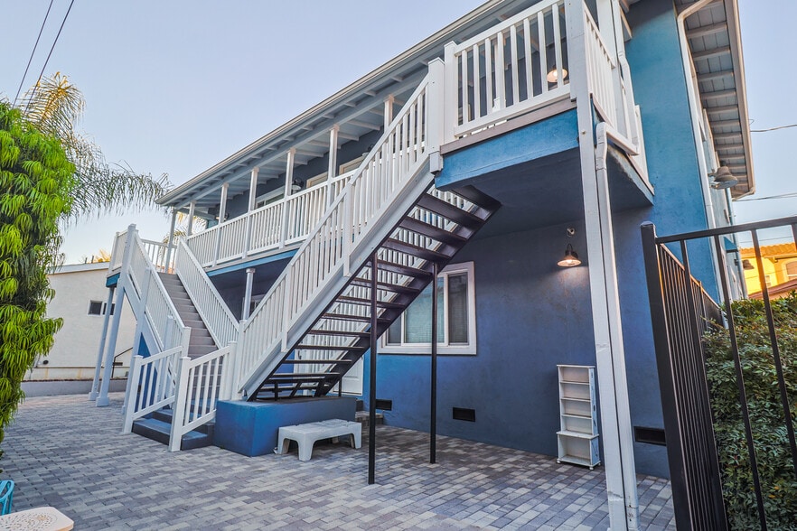 Building Photo - 256 W Tujunga Ave