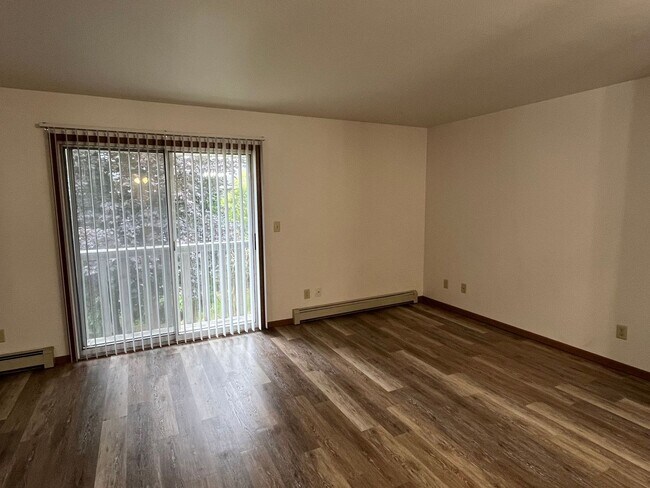 Building Photo - 2450 Willow Dr