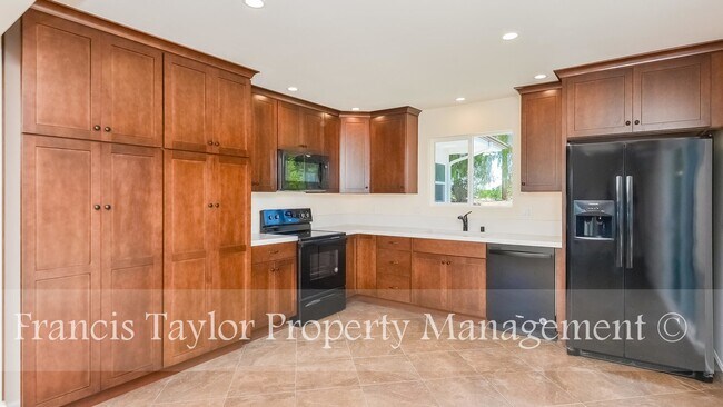 Building Photo - 3 Bedroom Home off Mary Lane