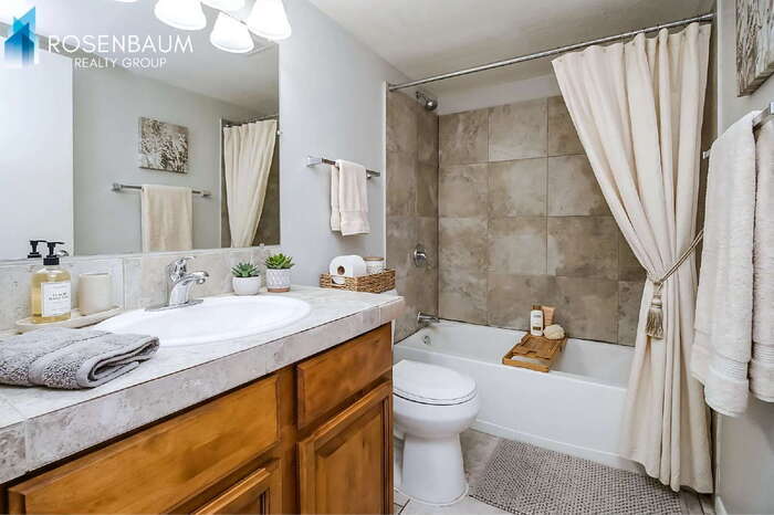 Building Photo - 208 S Doran