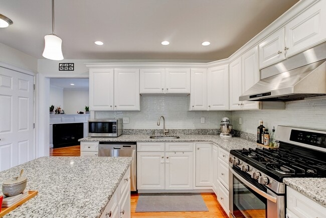 Building Photo - 3 Hawthorne St