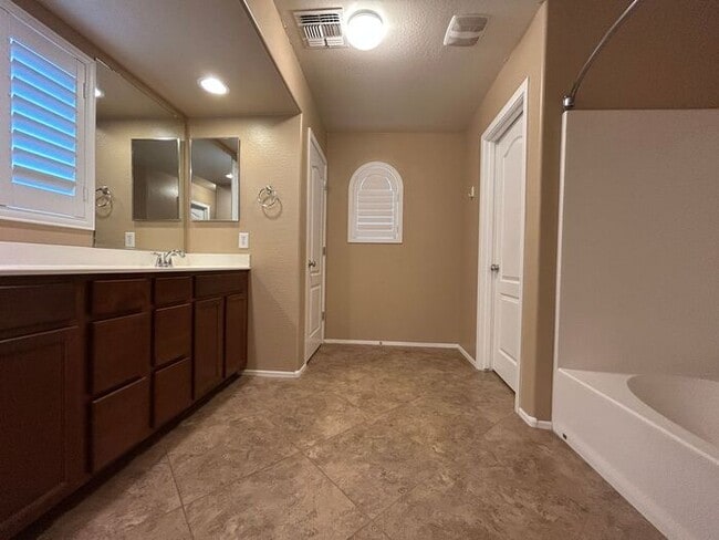 Building Photo - 2251 S Ponderosa Dr