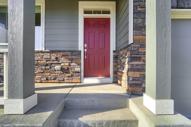 Building Photo - Gorgeous 4 bed, 3 bath, loft and an office!