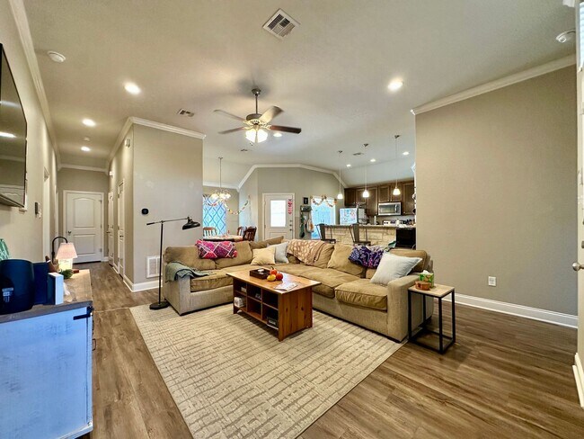 Building Photo - Spacious 4-Bed, 4.5-Bath Home in the Heart of the Baylor Bubble!