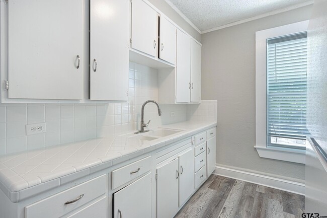 Building Photo - 517 S Bolton St