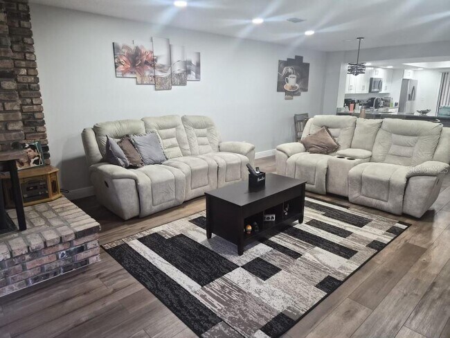 Building Photo - 1055 Kensington Park Dr