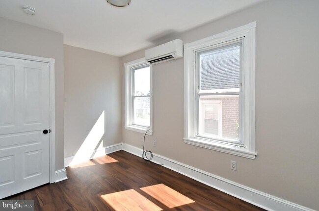 Building Photo - 242 E 8th Ave