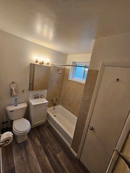 Bathroom - 4011 Buckingham Dr