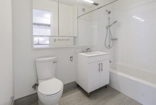 Building Photo - Spacious Contemporary One Bedroom in the H...