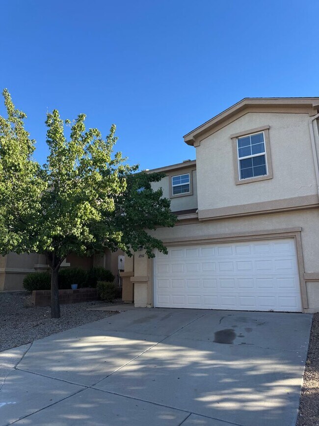 Building Photo - Three Bedroom Townhome