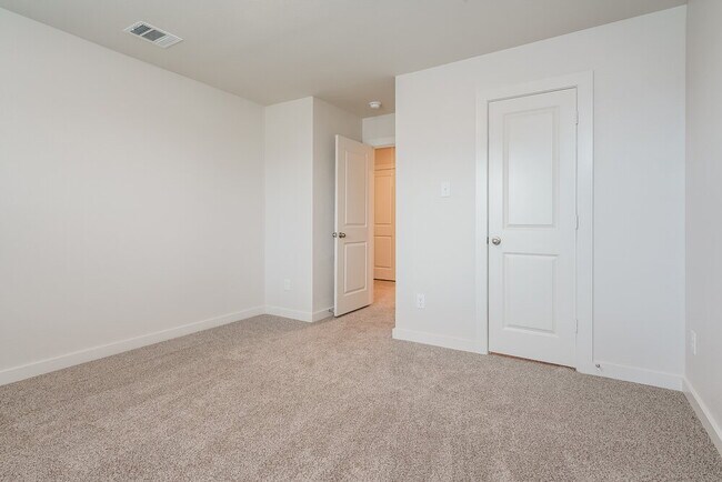 Building Photo - 1533 Woodwinds Dr