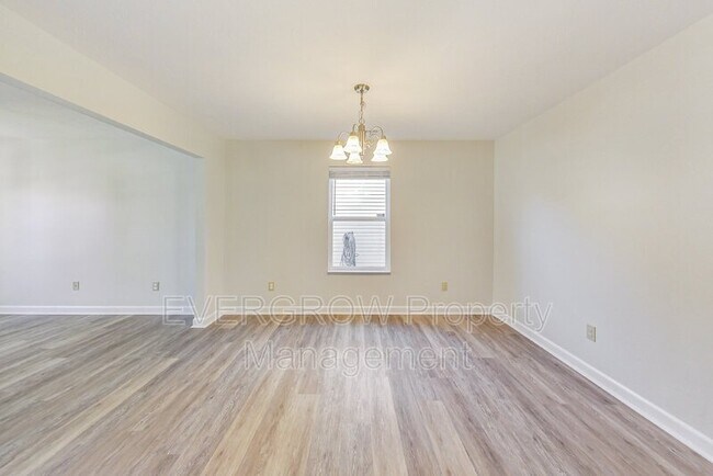 Building Photo - 839 Stonehurst Dr