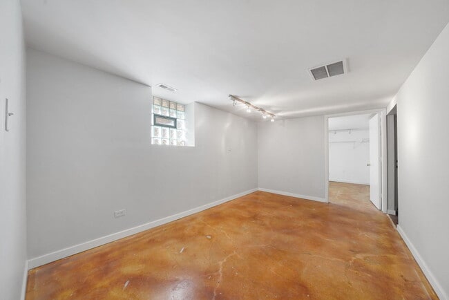 Building Photo - 7250 N Rogers Ave