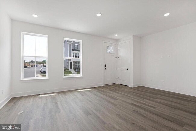 Building Photo - 5041 Bigleaf Rd