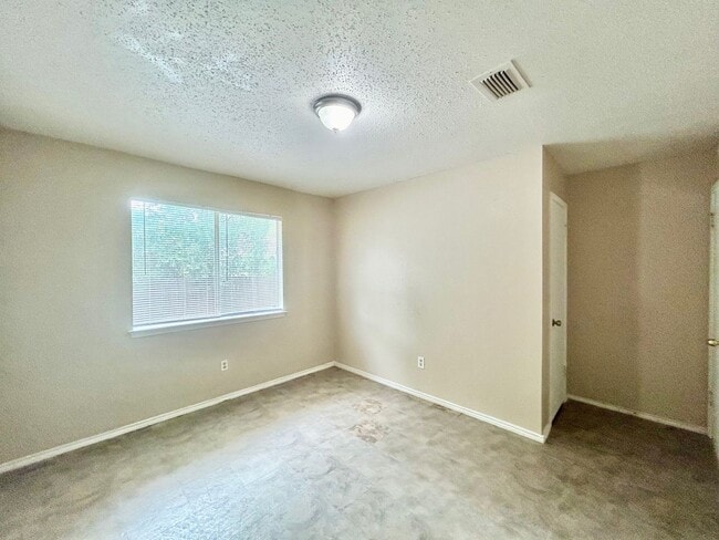 Building Photo - 2 Bedroom 2 bath in BIG COUNTRY GDN HMS