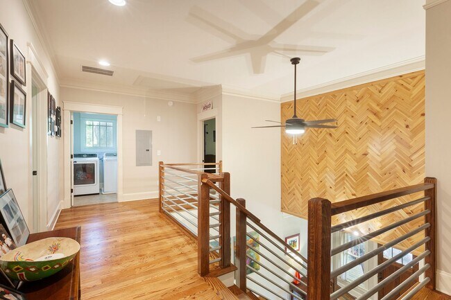 Building Photo - Beautiful 4/4 Plus Office, 4 Blocks From E...