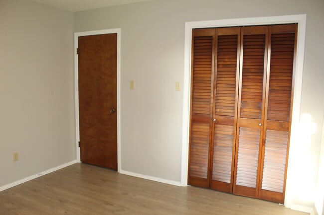 Building Photo - 1414 N Live Oak St