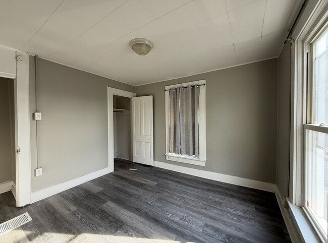 Building Photo - Upstairs 2 Bedroom 1 Bath